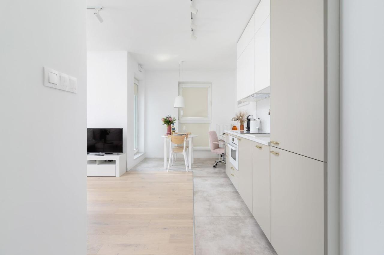 Apartment With Balcony & Parking Mogilska By Renters Prestige Cracovia Exterior foto