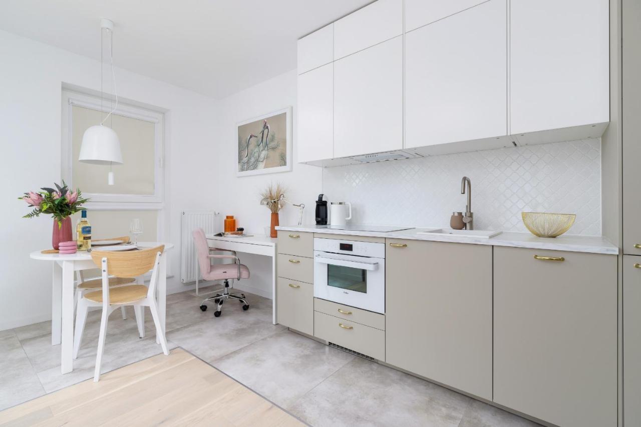 Apartment With Balcony & Parking Mogilska By Renters Prestige Cracovia Exterior foto