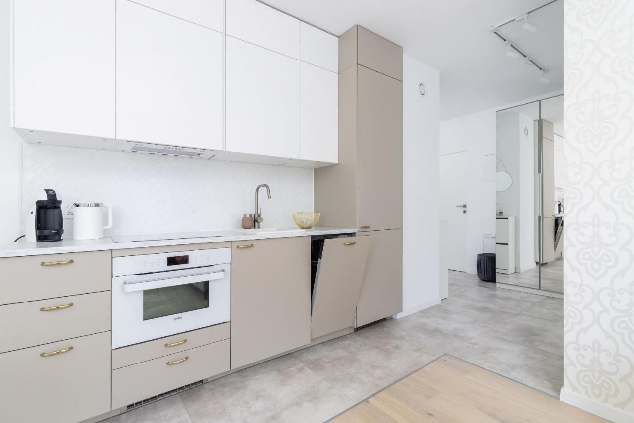 Apartment With Balcony & Parking Mogilska By Renters Prestige Cracovia Exterior foto