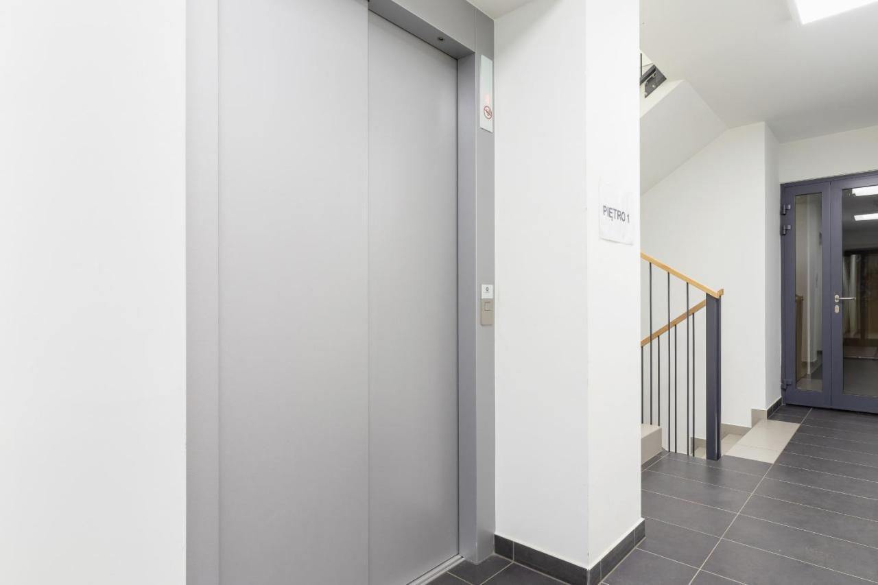 Apartment With Balcony & Parking Mogilska By Renters Prestige Cracovia Exterior foto